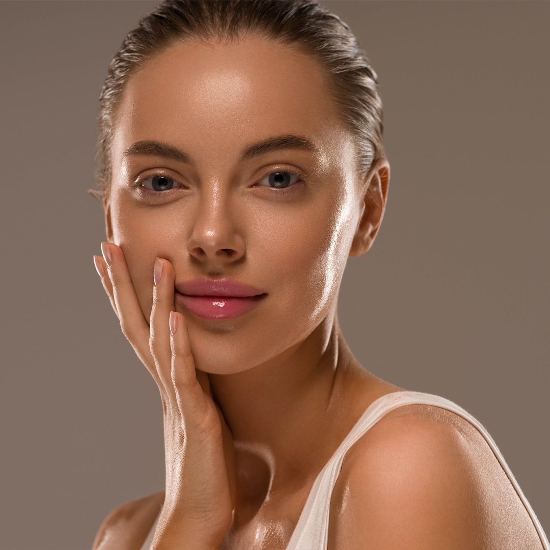 Azione nutritiva: circa l'80% della pelle è costituita da elastina e fibre di collagene, sostanze che è bene integrare attraverso l'uso di prodotti cosmetici che le contengano. Per questo, il muco secreto dalla lumaca, utilizzato come attivo in una crema, promette di rendere i tessuti più elastici e tonici, con conseguente effetto benefico sulle rughe, che diventano meno visibili.  Azione rigenerante: questa proprietà è dovuta agli effetti dell'allantoina, che va a stimolare la produzione di elastina e fibre di collagene, che permettono la riparazione dei tessuti e l'attenuazione delle rughe. L'allantoina consente, infatti, di cancellare i segni derivanti da cicatrici, macchie cutanee e bruciature, oltre a rallentare il processo d' invecchiamento cutaneo.  Azione esfoliante: grazie alla presenza di acido glicolico, una crema contenente bava di lumaca consente un peeling delicato dello strato superficiale della pelle, dimostrandosi utile per ridurre le macchie cutanee, che si presentano come fastidiose discromie sull’epidermide.  Azione purificatrice: i peptidi e l'acido glicolico contenuti nella bava di lumaca sono i principali responsabili di tale effetto. Infatti, queste sostanze prevengono l'accumularsi di impurità o, se presenti, riescono ad allontanarle. Per questo motivo, un cosmetico a base del secreto di lumaca è utile nel contrastare l' acne, che soprattutto nei giovani può creare ripercussioni psicologiche e sociali, rischiando di sviluppare senso di imbarazzo e inadeguatezza.